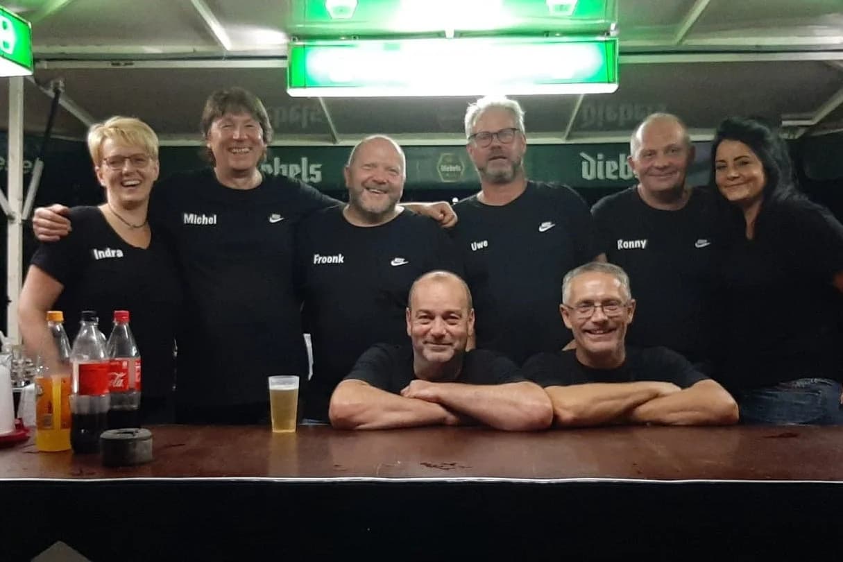 Die acht Gründungsmitglieder von The Eightie’s e.V. an ihrem Stand